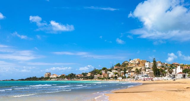 Il borgo di Porto Empedocle visto dalla spiaggia cittadina