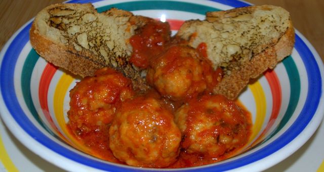 Polpette di sarde al sugo servite con pane