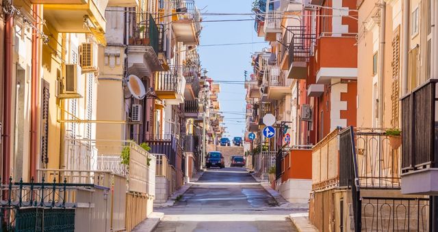 Una strada del centro di Pozzallo con le sue palazzine colorate