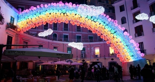 Installazione a forma di arcobaleno per le Luci d’Artista