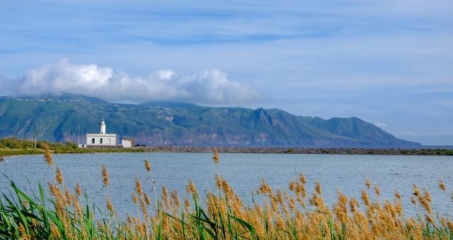 Widok na latarnię morską Punta Lingua na Salinie