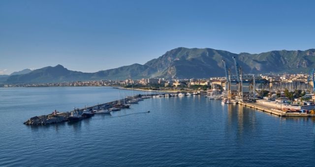 Ruchliwy port w Palermo na Sycylii