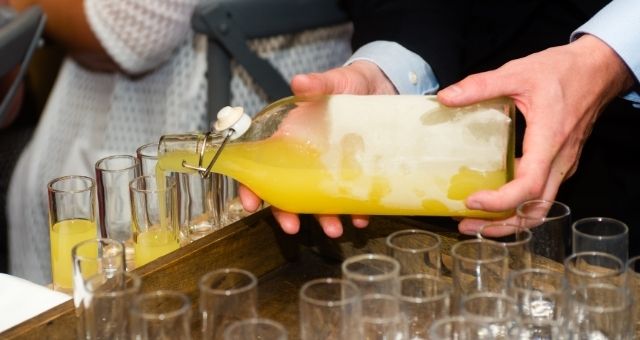 Limoncello di Sorrento servito in bicchierini per degustazione