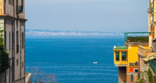 Il mare di sorrento e alcune terrazze che vi si affacciano