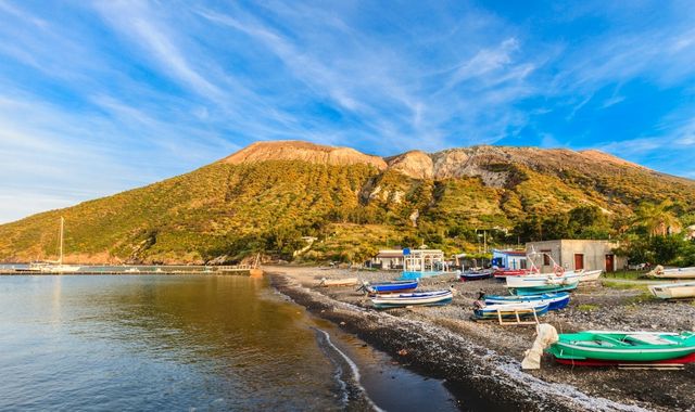 Barcos no porto de Levante em Vulcano, Itália