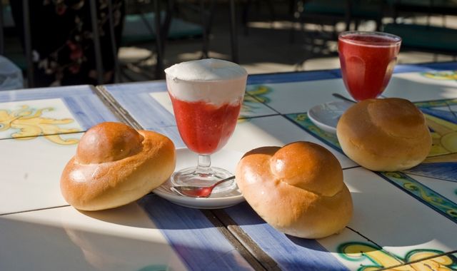 Granita con panna servita con brioche in un bar di Vulcano