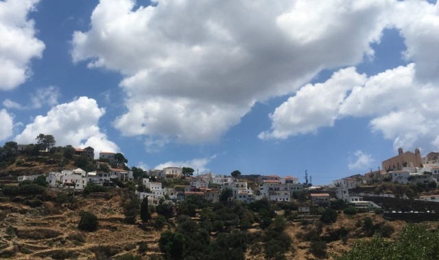 Ioulida, il capoluogo dell'isola, costruito sul fianco della collina