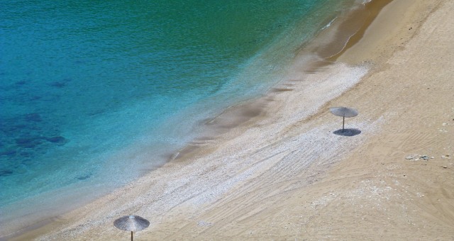 La spiaggia di Sikamia a Ceo con le sue impressionanti acque blu