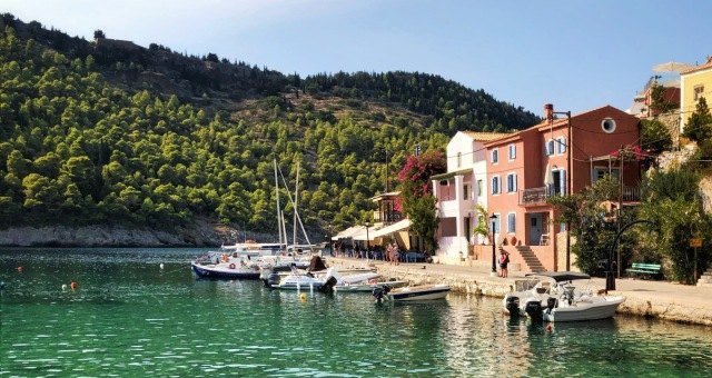 Segelboote im Hafen Fiskardo auf Kefalonia