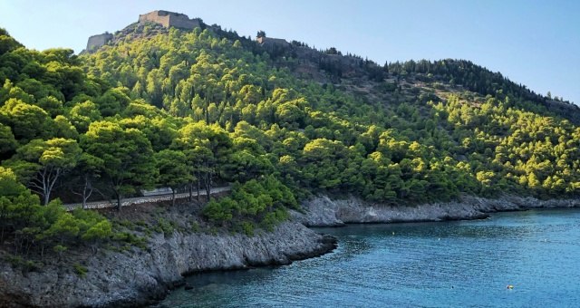 Festung an der Spitze eines grünen Hügels auf Kefalonia