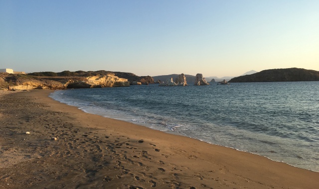 Ein Sandstrand uf Kimolos bei eingehender Nacht