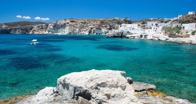 Aguas turquesas y rocas blancas en la playa de Karas, en Kímolos