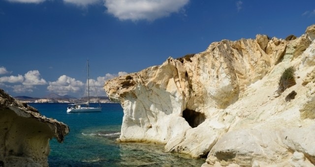 Un point d'ancrage dans l'île de Poliegos opposé à Kimolos