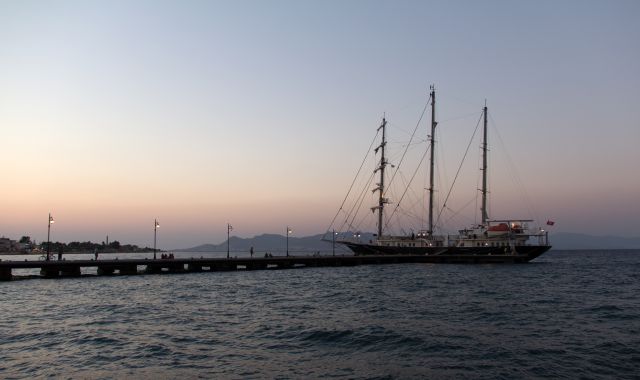 Ein Steindamm auf Kos bei eingehender Nacht