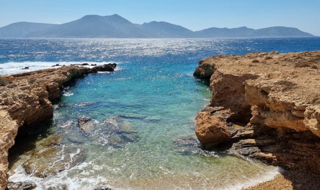 Ein Strand zwischen Felsen auf Koufonisia