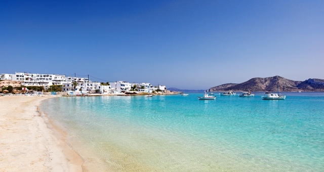 A praia no porto de Koufonisia, Grécia