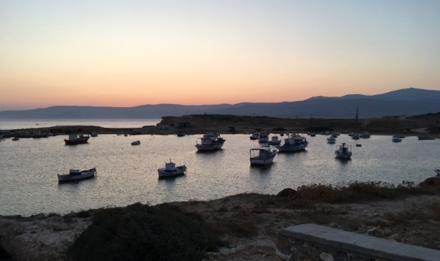 Delle barche ormeggiate in riva al mare a Koufonissia durante il tramonto