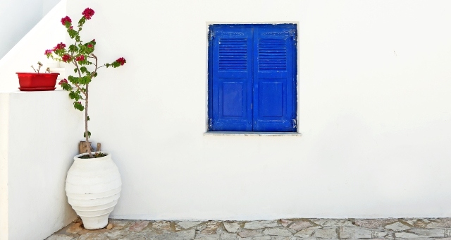 Ein blaues Fenster in einem weißen Haus auf Koufonisia, Kykladen