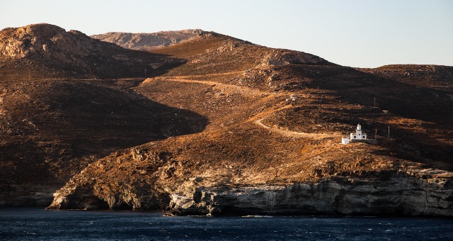 Una piccola chiesetta bianca nel paesaggio roccioso di Citno