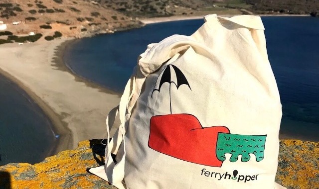 Il sacco in tela di Ferryhopper sulla spiaggia di Kolona a Citno