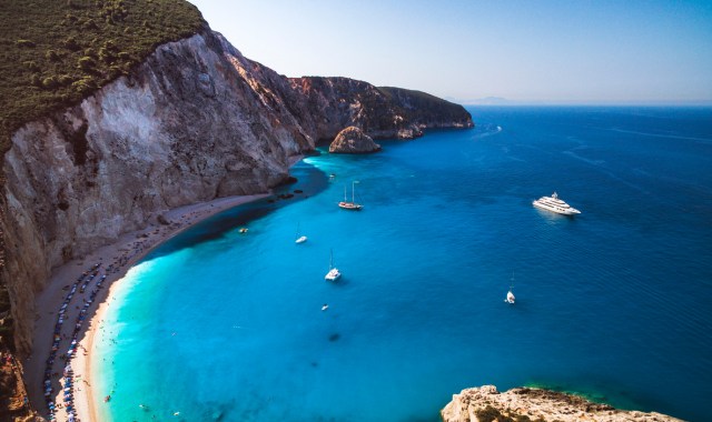 Segelboote vorm Sandstrand Porto Katsiki