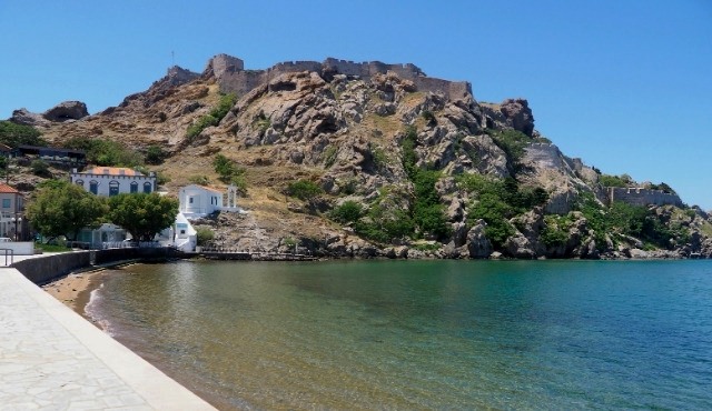 El castillo de Mirina sobre el puerto de Lemnos