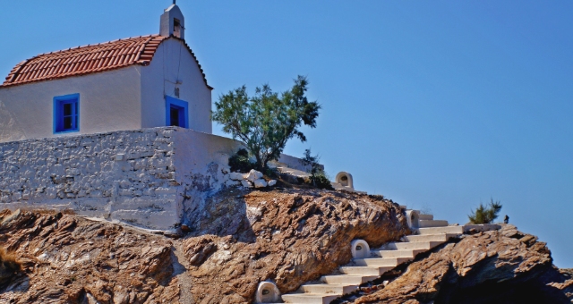 παραδοσιακό εκκλησάκι με κεραμίδια και μπλέ παράθυρα στη Λέρο, σκάλες