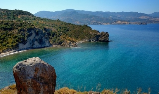 Praia com águas azuis cristalinas, em Lesbos