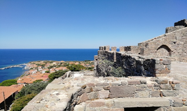 Vista para o mar a partir do Castelo de Molyvos, em Lesbos