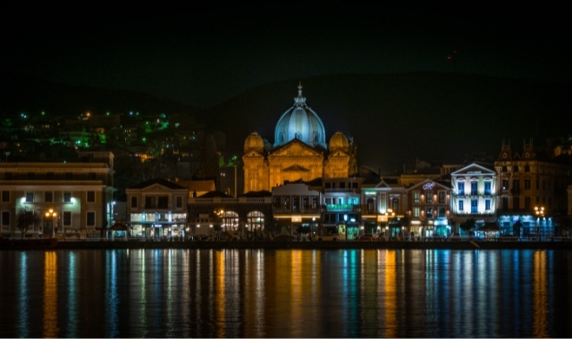 A cidade e o porto de Mytilene, em Lesbos, à noite