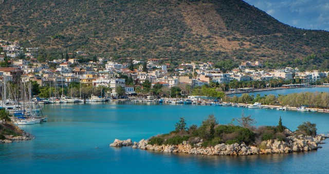 το λιμάνι στα Μέθανα, θάλλασα και πλοία, βουνό και σπίτια