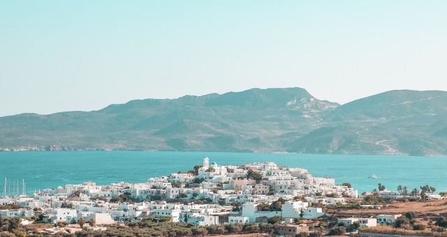 Le village et le port d'Adamas