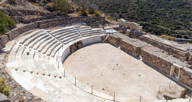 L'antico teatro romano di Milos nel villaggio di Tripiti