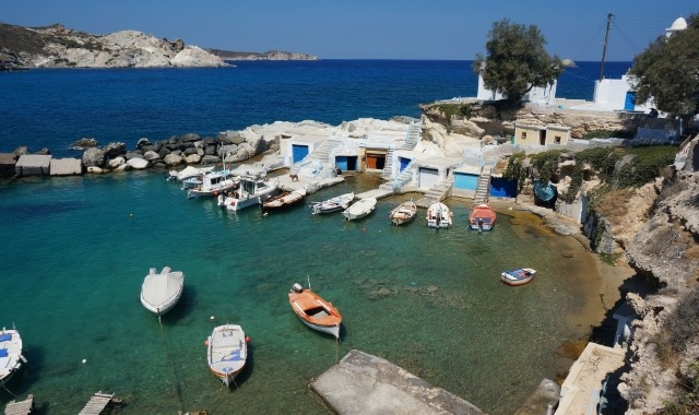 antiguas casas de pescadores en Milos, ventanas azules, escaleras junto al mar