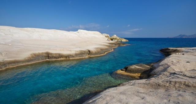 La côte rocheuse de la plage de Sarakiniko