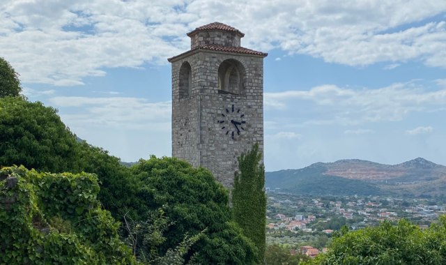 La torre dell'orologio di Sahat Kula, tra le rovine di Bar Vecchia, Montenegro