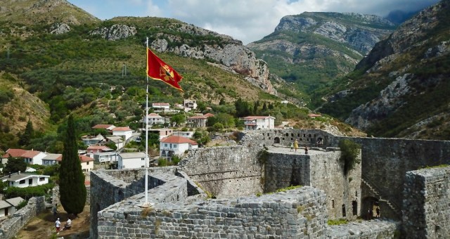 Le montagne che circondano la città di Stari Bar e le mura della sua fortezza