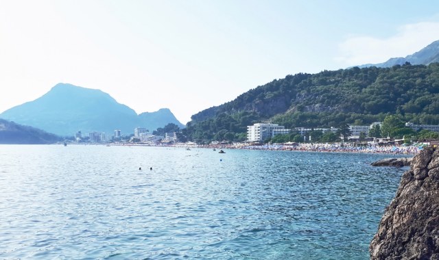 La spiaggia gremita di Sutomore con vista dal mare, Bar