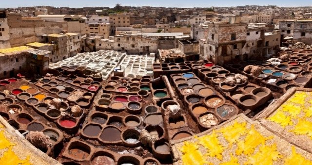 Zahlreiche Töpfe in einer Gerberei in Fez, Al Hoceima