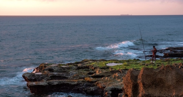 Un pescatore sulla costa di Tangeri la mattina presto