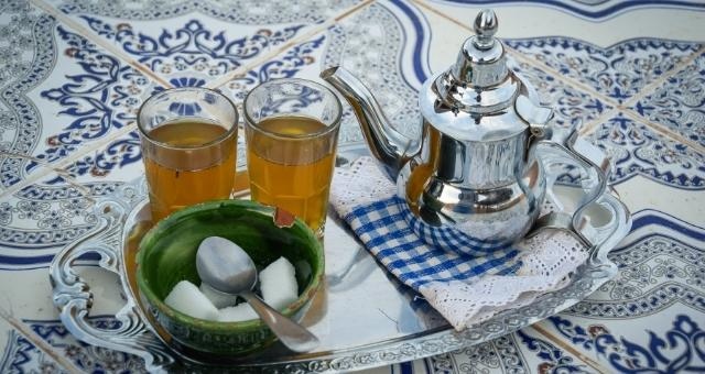 Dos vasos de té marroquí a la menta con azúcar