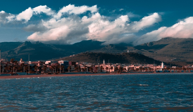 Montañas sobre la ciudad portuaria de Nador, en Marruecos