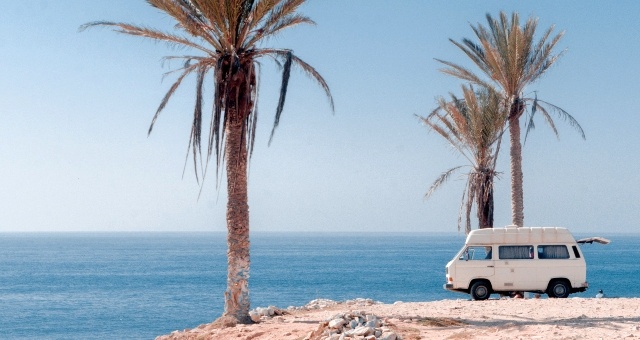 Palmeras y furgoneta en la costa de Marruecos