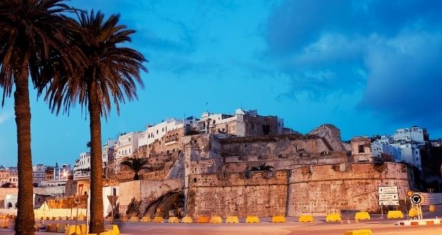 Die Festung in der Medina von Tanger bei eingehender Nacht