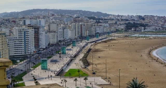 A beira-mar e a praia da cidade de Tânger, Marrocos