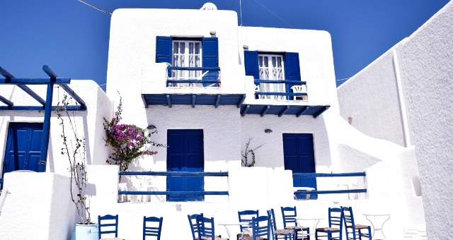 Des maisons traditionnelles cycladiques blanches et bleues