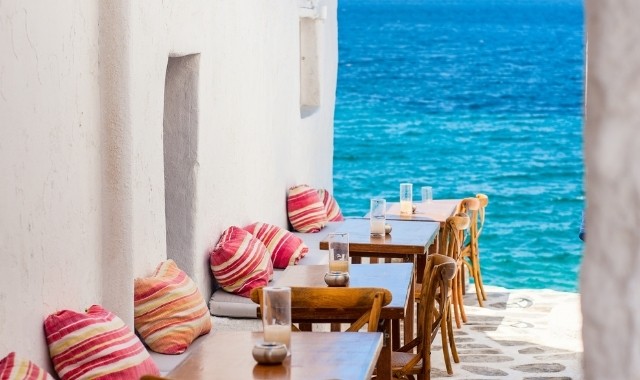 Cafetería a pie de mar en Miconos (Islas Cícladas, Grecia)