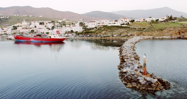 Un traghetto rosso al Nuovo Porto di Mykonos, a Tourlos