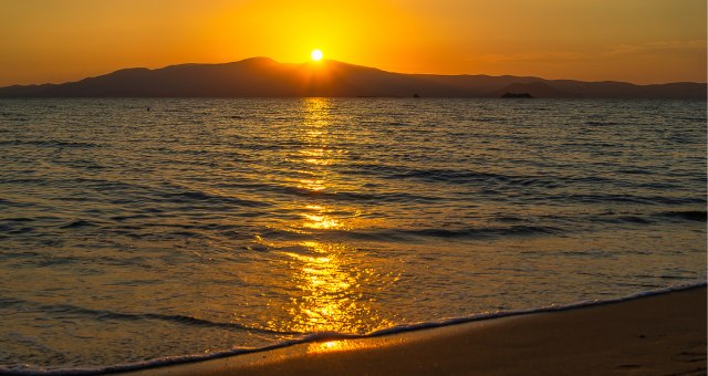 puesta de sol en Naxos, playa de arena y aguas cristalinas, viaje a Naxos en ferry, rutas de ferry