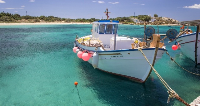 Piccola barca ormeggiata nel mare cristallino di Naxos